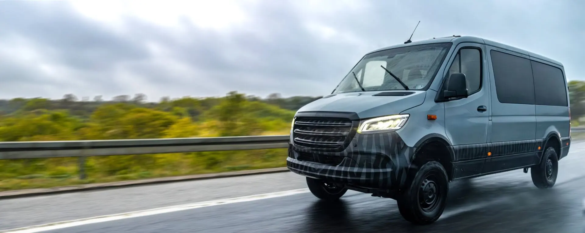 Pozadí s dodávkou v dešti